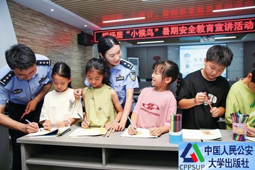 按住Ctrl键+鼠标滚轮缩放