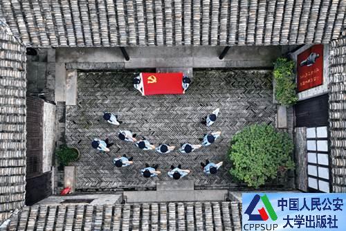 按住Ctrl键+鼠标滚轮缩放