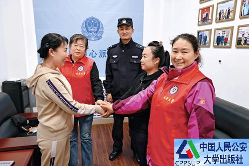 按住Ctrl键+鼠标滚轮缩放