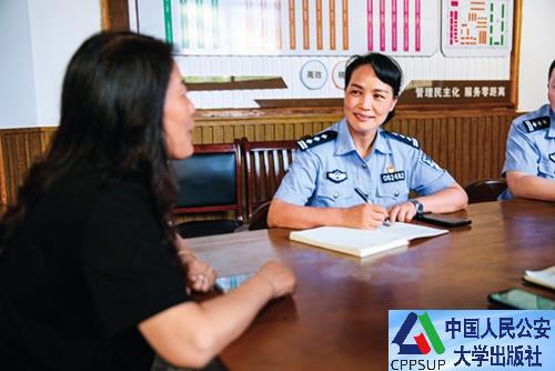 按住Ctrl键+鼠标滚轮缩放