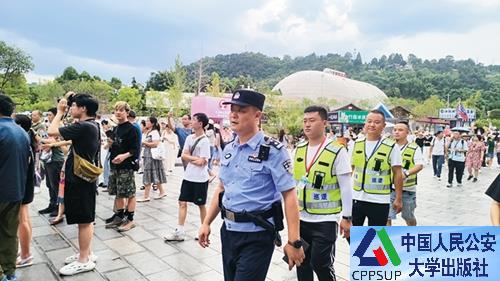 按住Ctrl键+鼠标滚轮缩放