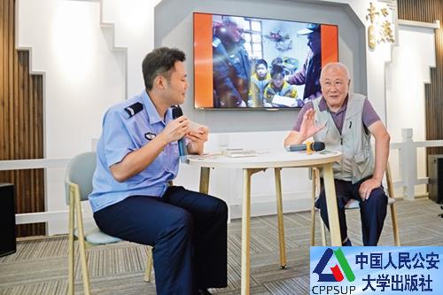 按住Ctrl键+鼠标滚轮缩放