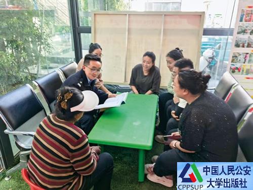 按住Ctrl键+鼠标滚轮缩放