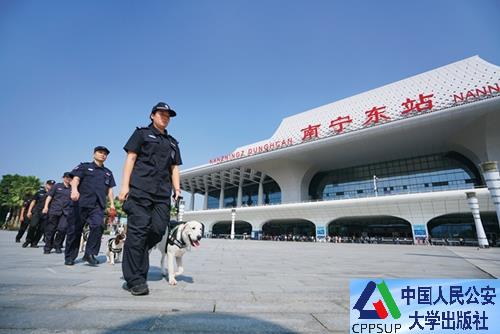 按住Ctrl键+鼠标滚轮缩放