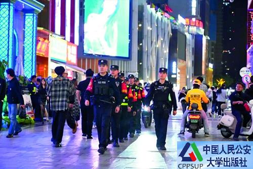 按住Ctrl键+鼠标滚轮缩放