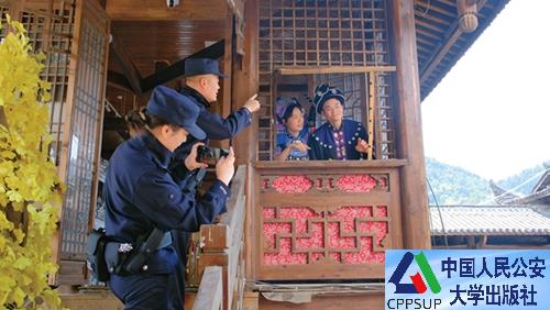 按住Ctrl键+鼠标滚轮缩放