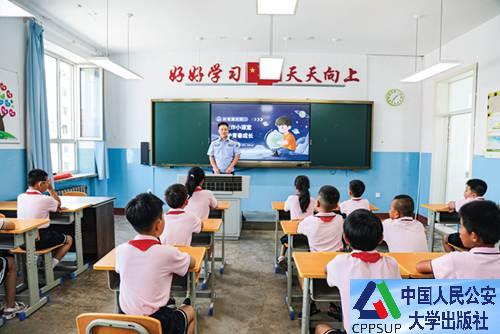 按住Ctrl键+鼠标滚轮缩放